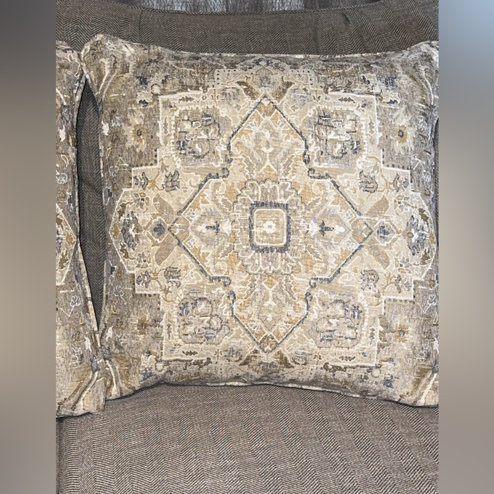 NWOT Set of 2 Elegant Beautiful Home Accent Decor Throw Pillow Covers 24”x24” - Picture 4 of 8